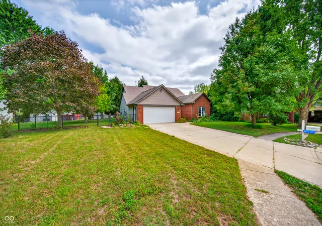 Photo 3 of Single family home for sale at 1545 Black Oak Ct, Franklin, IN 46131 | MLS# 22127268 | Listing updated on 2026-09-25
