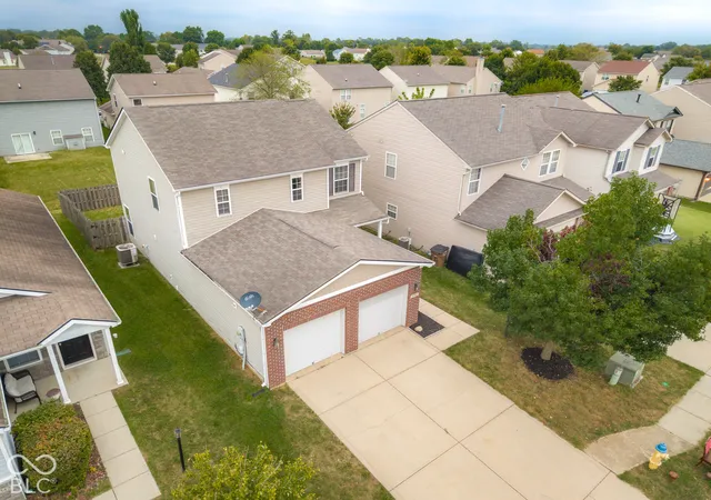Photo 3 of Single family home for sale at 2322 Middle View Dr, Columbus, IN 47201 | MLS# 22127286 | Listing updated on 2026-09-24