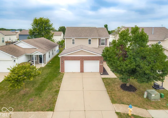 Photo 3 of Single family home for sale at 2322 Middle View Dr, Columbus, IN 47201 | MLS# 22127286 | Listing updated on 2026-09-24