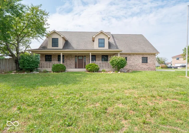 Photo 2 of Single family home for sale at 62 Eastview Dr, Bargersville, IN 46106 | MLS# 22127380 | Listing updated on 2026-09-23