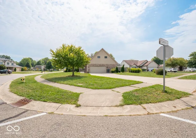 Photo 3 of Single family home for sale at 62 Eastview Dr, Bargersville, IN 46106 | MLS# 22127380 | Listing updated on 2026-09-23