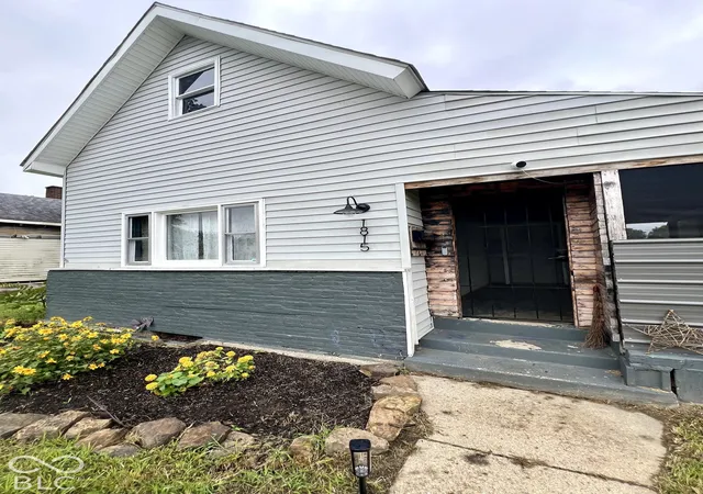 Photo 2 of Single family home for sale at 1815 Pearl St, Anderson, IN 46016 | MLS# 22127393 | Listing updated on 2026-09-24