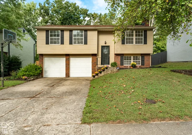 Photo 3 of Single family home for sale at 5532 Pappas Dr, Indianapolis, IN 46237 | MLS# 22127394 | Listing updated on 2026-10-02