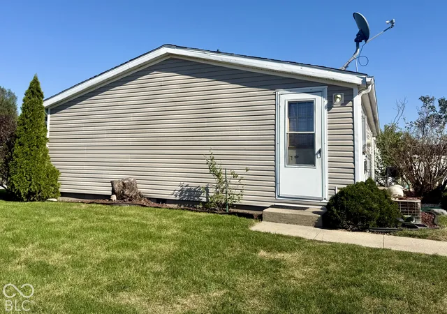 Photo 3 of Single family home for sale at 3313 Deerbrook Dr, Columbus, IN 47203 | MLS# 22127402 | Listing updated on 2026-10-02