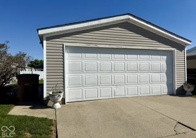 Photo 3 of Single family home for sale at 3313 Deerbrook Dr, Columbus, IN 47203 | MLS# 22127402 | Listing updated on 2026-10-02