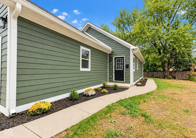 Photo 3 of Single family home for sale at 9920 Maurine Dr, Indianapolis, IN 46235 | MLS# 22127467 | Listing updated on 2026-09-22