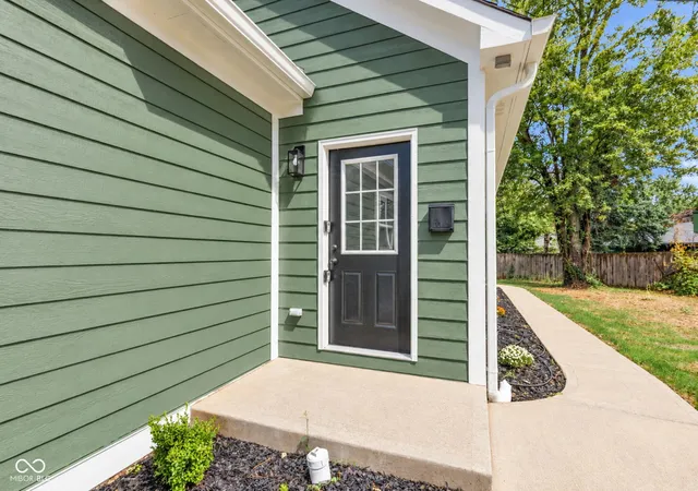 Photo 4 of Single family home for sale at 9920 Maurine Dr, Indianapolis, IN 46235 | MLS# 22127467 | Listing updated on 2026-09-22
