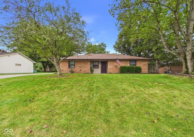 Photo 1 of Single family home for sale at 507 Country Clb Ln, Anderson, IN 46011 | MLS# 22127505 | Listing updated on 2026-09-25