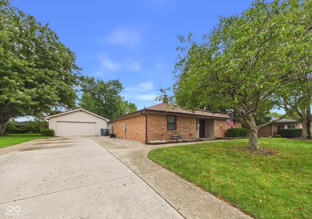 Photo 3 of Single family home for sale at 507 Country Clb Ln, Anderson, IN 46011 | MLS# 22127505 | Listing updated on 2026-09-25