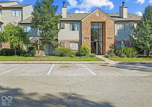 Condo for sale at 4250 Village Pkwy Cir E #5, Indianapolis, IN 46254 | MLS# 22127537