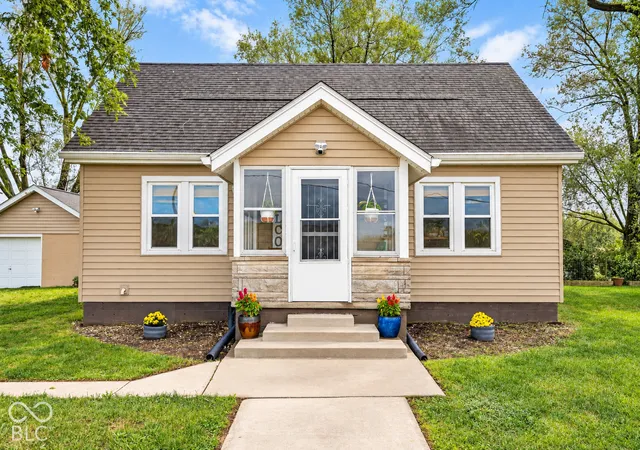 Photo 1 of Single family home for sale at 7303 E 400 South, Columbus, IN 47203 | MLS# 22127541 | Listing updated on 2026-10-03