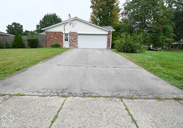 Photo 4 of Single family home for sale at 551 Castle Manor, Indianapolis, IN 46214 | MLS# 22127569 | Listing updated on 2026-09-30