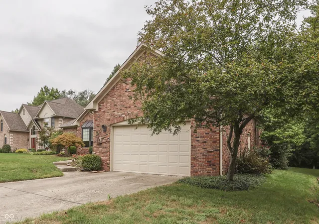 Photo 3 of Single family home for sale at 4944 Silver Springs Ct, Greenwood, IN 46142 | MLS# 22127593 | Listing updated on 2026-09-30