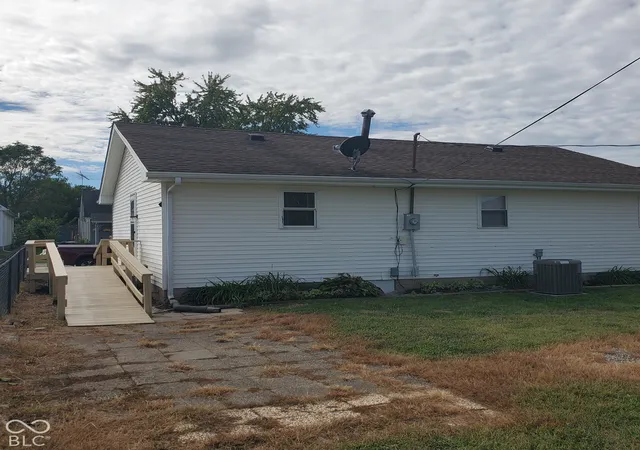 Photo 2 of Sale Pending at 706 W Laurel St, Seymour, IN 47274 | MLS# 22127611 | Listing updated on 2026-09-27