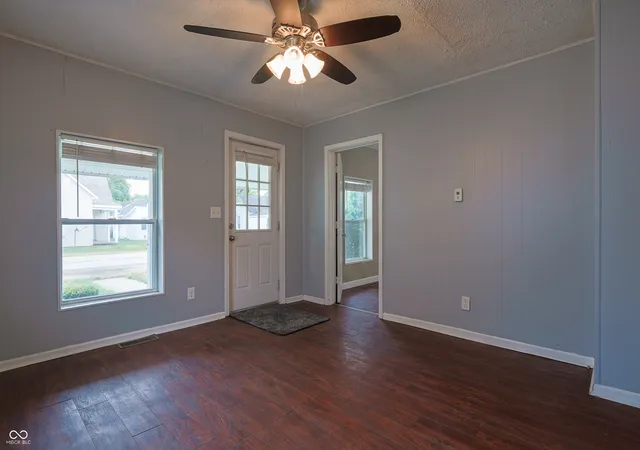 Photo 3 of Single family home for sale at 142 Cleveland St, Columbus, IN 47201 | MLS# 22127648 | Listing updated on 2026-09-23