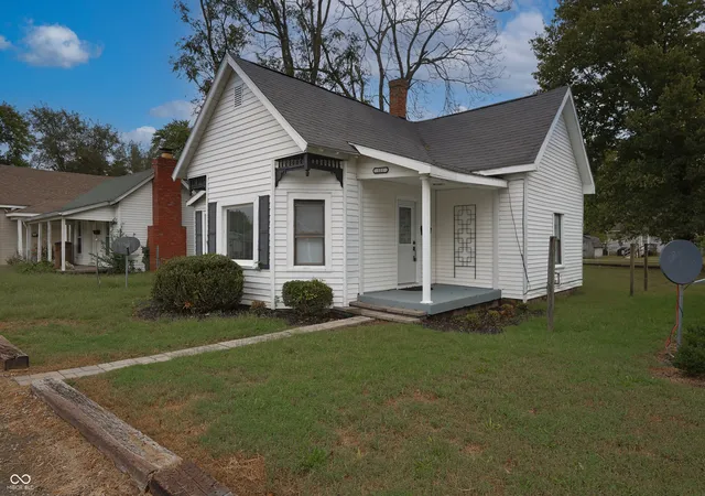Photo 1 of Single family home for sale at 121 Cleveland St, Columbus, IN 47201 | MLS# 22127653 | Listing updated on 2026-09-23