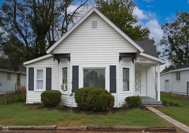 Photo 2 of Single family home for sale at 121 Cleveland St, Columbus, IN 47201 | MLS# 22127653 | Listing updated on 2026-09-23