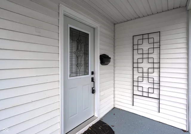 Photo 3 of Single family home for sale at 121 Cleveland St, Columbus, IN 47201 | MLS# 22127653 | Listing updated on 2026-09-23