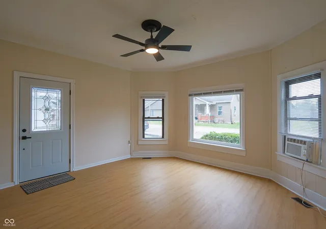 Photo 3 of Single family home for sale at 121 Cleveland St, Columbus, IN 47201 | MLS# 22127653 | Listing updated on 2026-09-23