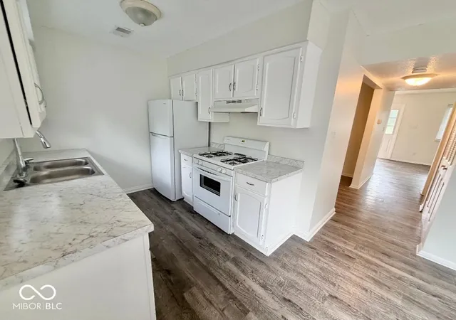 Photo 3 of Condo for sale at 954 Greenwood W, Greenwood, IN 46142 | MLS# 22127658 | Listing updated on 2026-09-23