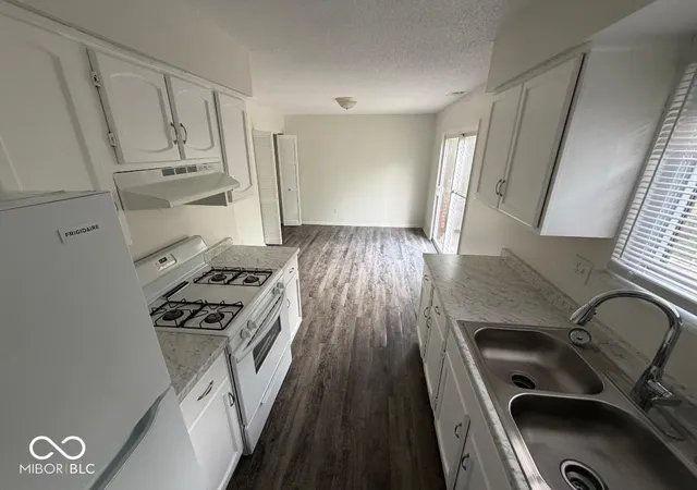 Photo 4 of Condo for sale at 954 Greenwood W, Greenwood, IN 46142 | MLS# 22127658 | Listing updated on 2026-09-23