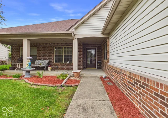 Photo 3 of Single family home for sale at 1526 Scarlett Dr, Anderson, IN 46013 | MLS# 22127662 | Listing updated on 2026-09-23