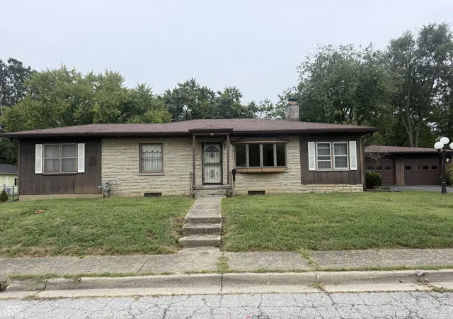 Photo 1 of Single family home for sale at 16 Lincoln Ave, Brownsburg, IN 46112 | MLS# 22127680 | Listing updated on 2026-09-23