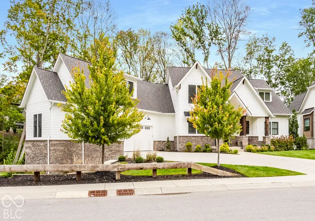 Photo 2 of Single family home for sale at 10642 Holliday Farms Blvd, Zionsville, IN 46077 | MLS# 22127803 | Listing updated on 2026-10-07