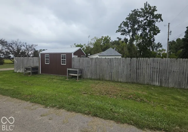 Single family home for sale at 1600 W Snoddy Rd, Covington, IN 47932 | MLS# 22127814