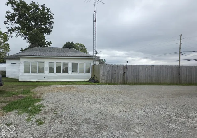 Photo 1 of Single family home for sale at 1600 W Snoddy Rd, Covington, IN 47932 | MLS# 22127814 | Listing updated on 2026-09-25