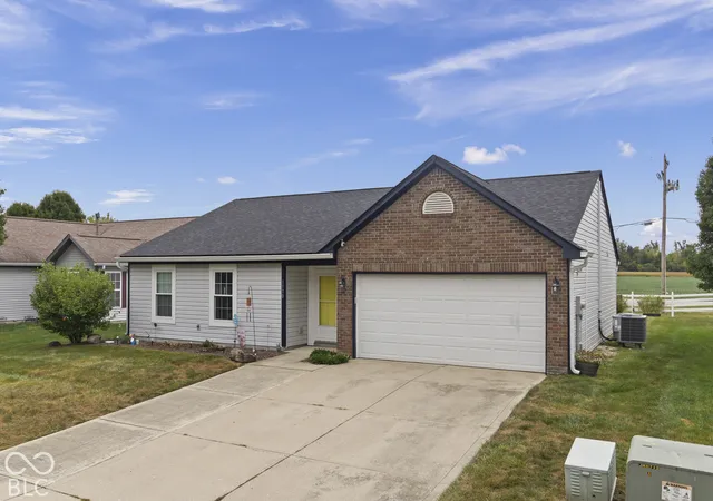 Photo 2 of Sale Pending at 1170 Grassy Crk Cir, Franklin, IN 46131 | MLS# 22127856 | Listing updated on 2026-10-01