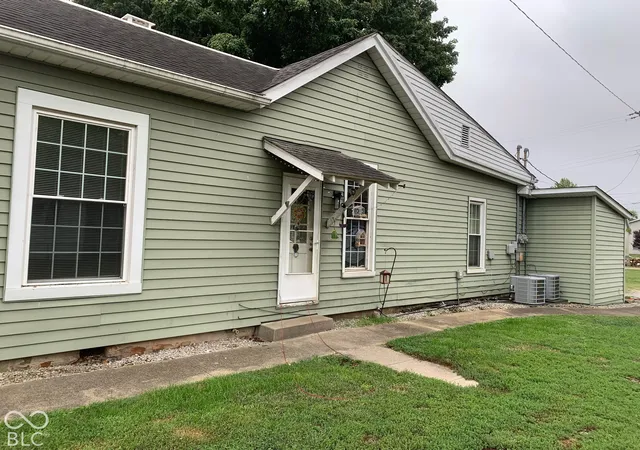 Photo 3 of Multi family home for sale at 1420 Pearl St, Columbus, IN 47201 | MLS# 22127908 | Listing updated on 2026-10-06