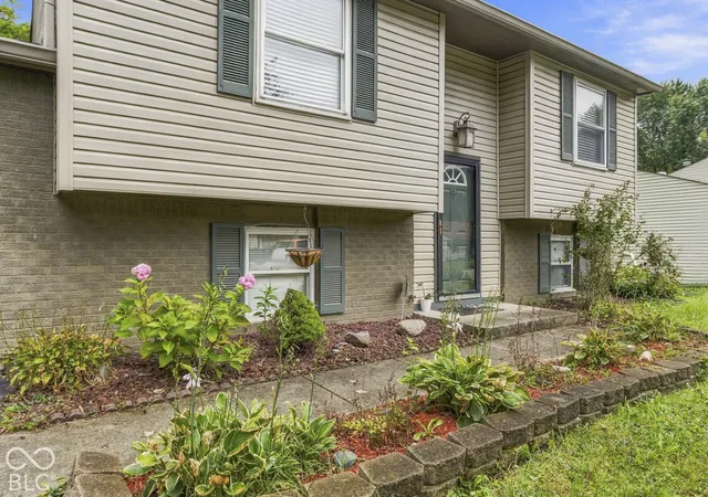 Photo 3 of Sale Pending at 201 Coronado Rd, Indianapolis, IN 46234 | MLS# 22127925 | Listing updated on 2026-10-06