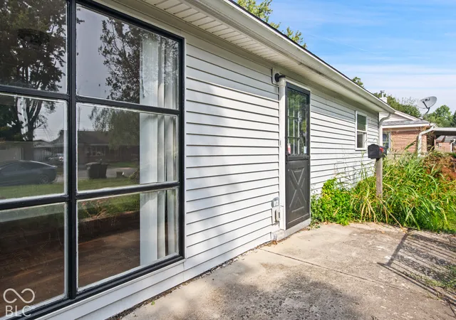 Photo 2 of Single family home for sale at 512 Park Dr, Greenwood, IN 46143 | MLS# 22127993 | Listing updated on 2026-09-24