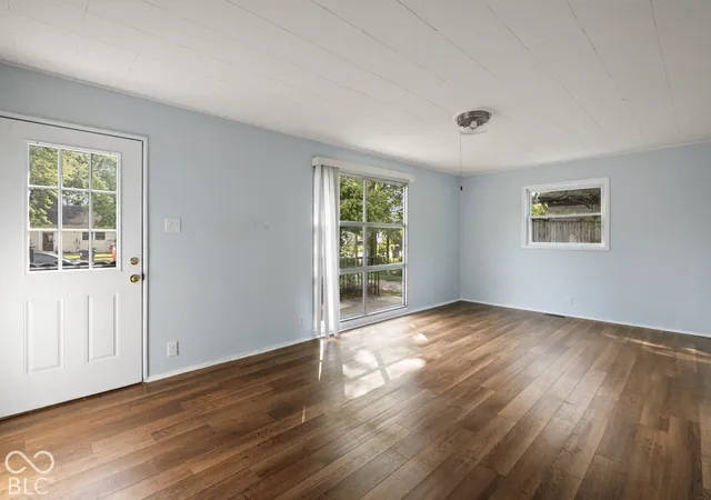 Photo 3 of Single family home for sale at 512 Park Dr, Greenwood, IN 46143 | MLS# 22127993 | Listing updated on 2026-09-24