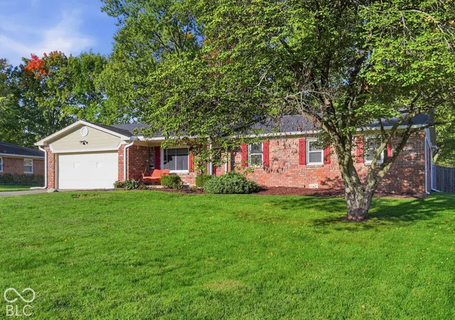 Photo 4 of Single family home for sale at 36 Lansdowne Ln, Carmel, IN 46033 | MLS# 22128036 | Listing updated on 2026-10-09