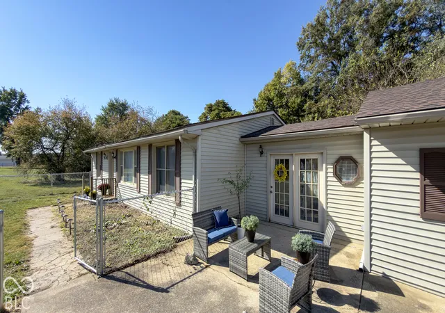 Photo 4 of Sale Pending at 9545 Bono Rd, Terre Haute, IN 47802 | MLS# 22128067 | Listing updated on 2026-10-14