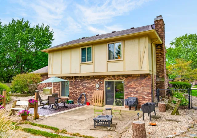 Photo 2 of Single family home for sale at 261 Oakwood, Greenwood, IN 46142 | MLS# 22128071 | Listing updated on 2026-09-26