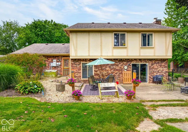 Photo 3 of Single family home for sale at 261 Oakwood, Greenwood, IN 46142 | MLS# 22128071 | Listing updated on 2026-09-26