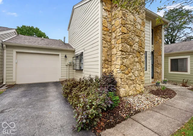 Photo 3 of Condo for sale at 5762 Overcrest Dr, Indianapolis, IN 46237 | MLS# 22128078 | Listing updated on 2026-09-29