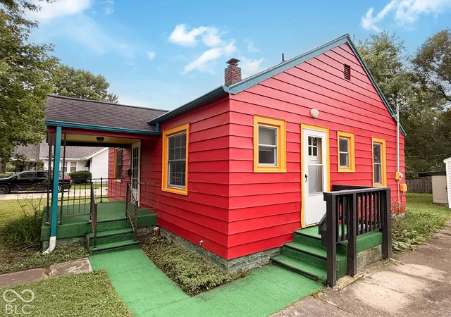 Photo 3 of Single family home for sale at 1111 Fairfax St, Anderson, IN 46012 | MLS# 22128110 | Listing updated on 2026-09-30