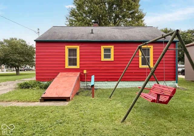 Photo 3 of Single family home for sale at 1111 Fairfax St, Anderson, IN 46012 | MLS# 22128110 | Listing updated on 2026-09-30