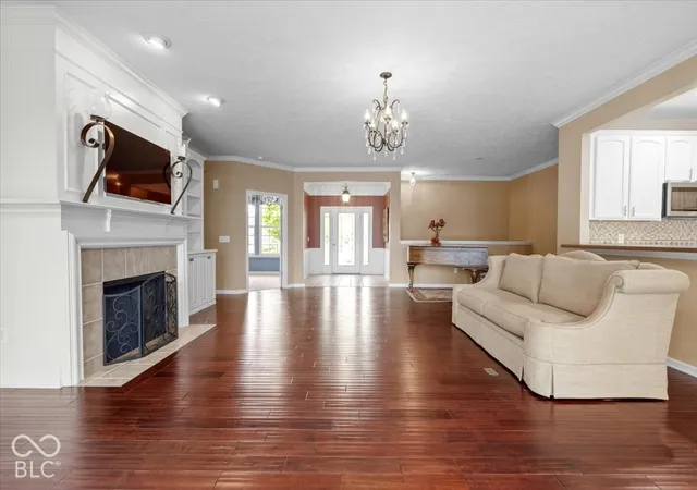 Photo 4 of Sale Pending at 8923 W Cobblestone Dr, Zionsville, IN 46077 | MLS# 22128113 | Listing updated on 2026-10-02
