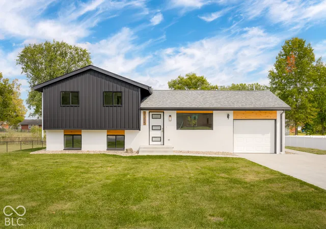 Photo 1 of Single family home for sale at 3385 Virginia St, Columbus, IN 47203 | MLS# 22128124 | Listing updated on 2026-09-25