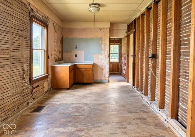 Photo 4 of Sale Pending at 735 W 200 Road S, Columbus, IN 47201 | MLS# 22128125 | Listing updated on 2026-09-29