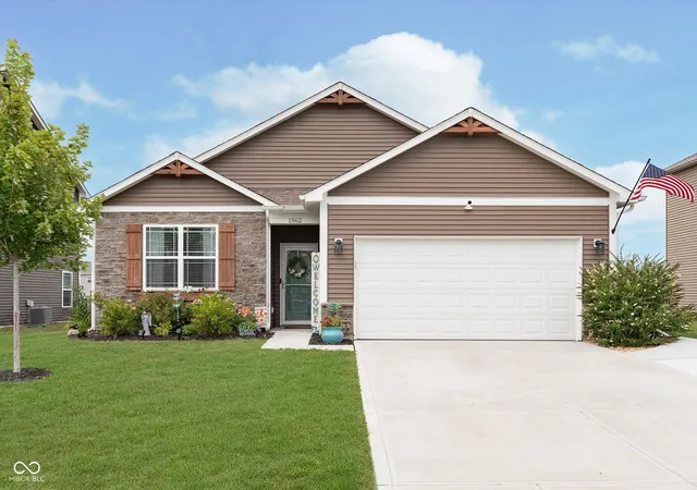 Photo 2 of Single family home for sale at 1962 Fairmount Dr, Greenfield, IN 46140 | MLS# 22128174 | Listing updated on 2026-10-02