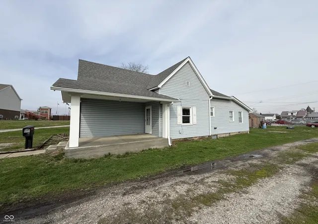 Photo 2 of Single family home for sale at 1636 S B St, Elwood, IN 46036 | MLS# 22128229 | Listing updated on 2026-09-26