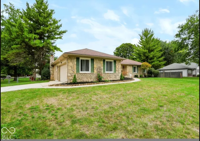 Photo 3 of Sale Pending at 906 South Hvn Rd, Greenwood, IN 46143 | MLS# 22128262 | Listing updated on 2026-09-30