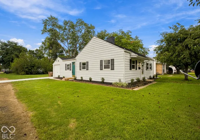 Photo 3 of Single family home for sale at 2917 15th Street, Columbus, IN 47201 | MLS# 22128285 | Listing updated on 2026-09-25