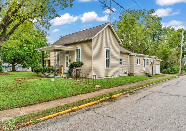 Photo 3 of Single family home for sale at 702 S Illinois St, Greencastle, IN 46135 | MLS# 22128308 | Listing updated on 2026-09-26